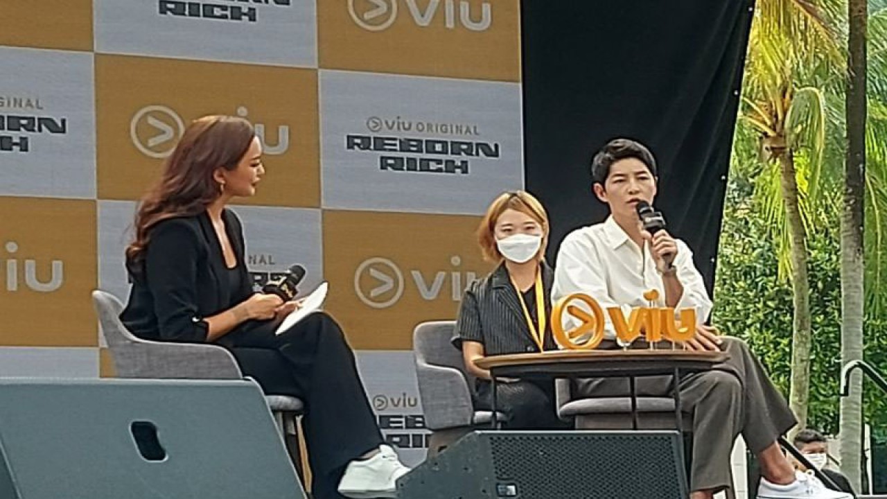 Aktor Song Joong Ki dalam jumpa pers serial "Reborn Rich" di The Coliseum, Singapura, Rabu (7/12/2022). ANTARA/Yogi Rachman