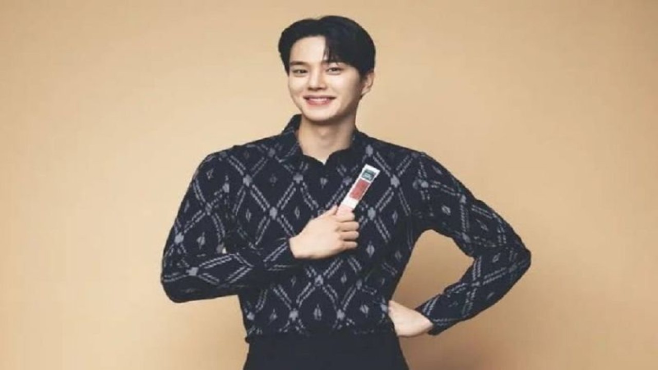 Aktor Korea Selatan, Song Kang yang mengenakan baju tenun ikat dari Kediri hasil rancangan Didiet Maulana, desainer dari Indonesia. ANTARA/ HO-Pemkot Kediri