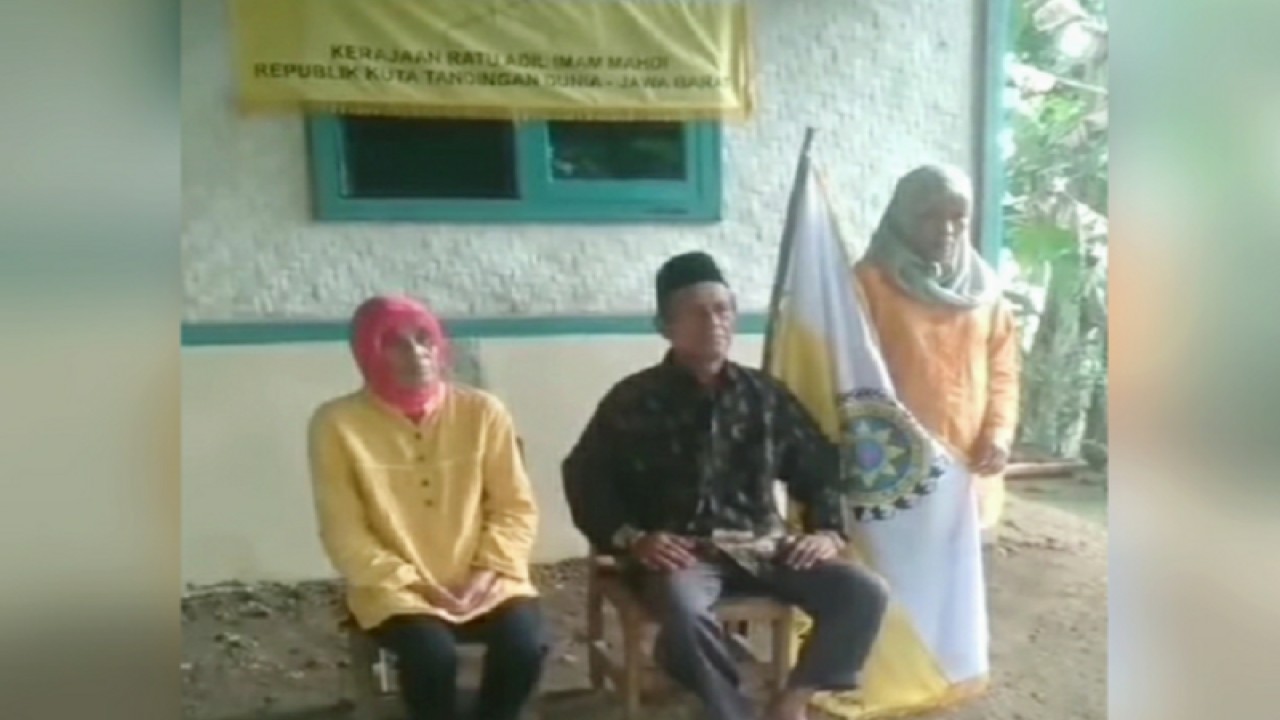 Sosok laki-laki dan wanita yang menyebutkan tentang Ratu Adil dan Imam Mahdi di Karawang. (ANTARA/Tangkap Layar WAG)