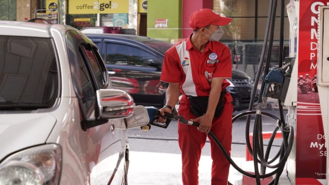 Pengisian BBM di salah satu SPBU. ANTARA/HO-Pertamina