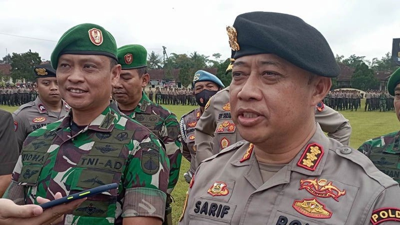 Kepala SPN Polda Jateng Kombes Pol Sarif Rahman (kanan) dan Danrem 071/Wijayakusuma Kolonel Inf Yudha Airlangga (kiri) memberikan keterangan pers terkait dengan Diklat Integrasi Kampus Kebangsaan Siswa Dikmaba TNI AD dan Siswa Diktuba Polri Tahun Anggaran 2022 di SPN Polda Jateng, Purwokerto, Kabupaten Banyumas, Senin (12/12/2022). ANTARA/Sumarwoto
