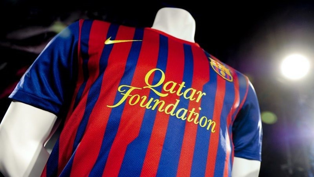 Logo Qatar Foundation untuk kali pertama terpampang di "jersey" Barcelona dalam sebuah ajang pengenalan untuk musim 2011-2012 di Barcelona, Spanyol, pada 17 Mei 2011. ANTARA/AFP/Josep Lago