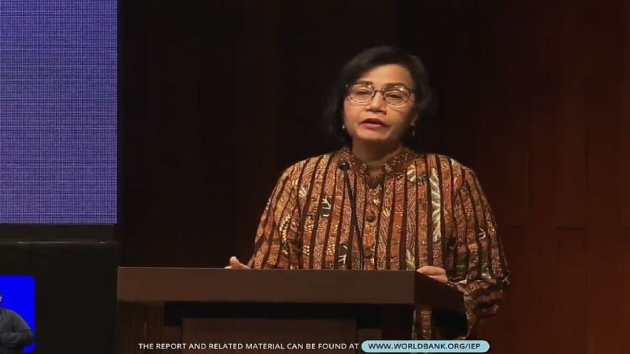 Tangkapan layar Menteri Keuangan Sri Mulyani Indrawati dalam The Lauch of The World Bank Indonesia Economic Prospects Report di Jakarta, Kamis (15/12/2022). (ANTARA/AstridFaidlatulHabibah)
