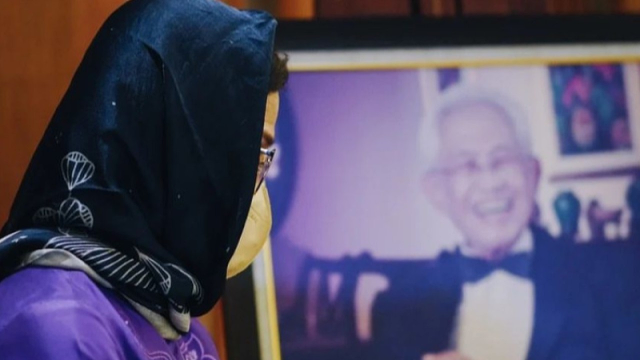 Menteri Keuangan (Menkeu) Sri Mulyani melayat ke kediaman Mantan Menteri Energi dan Sumber Daya Mineral (ESDM) Subroto. (ANTARA/HO-Instagram @smindrawati)