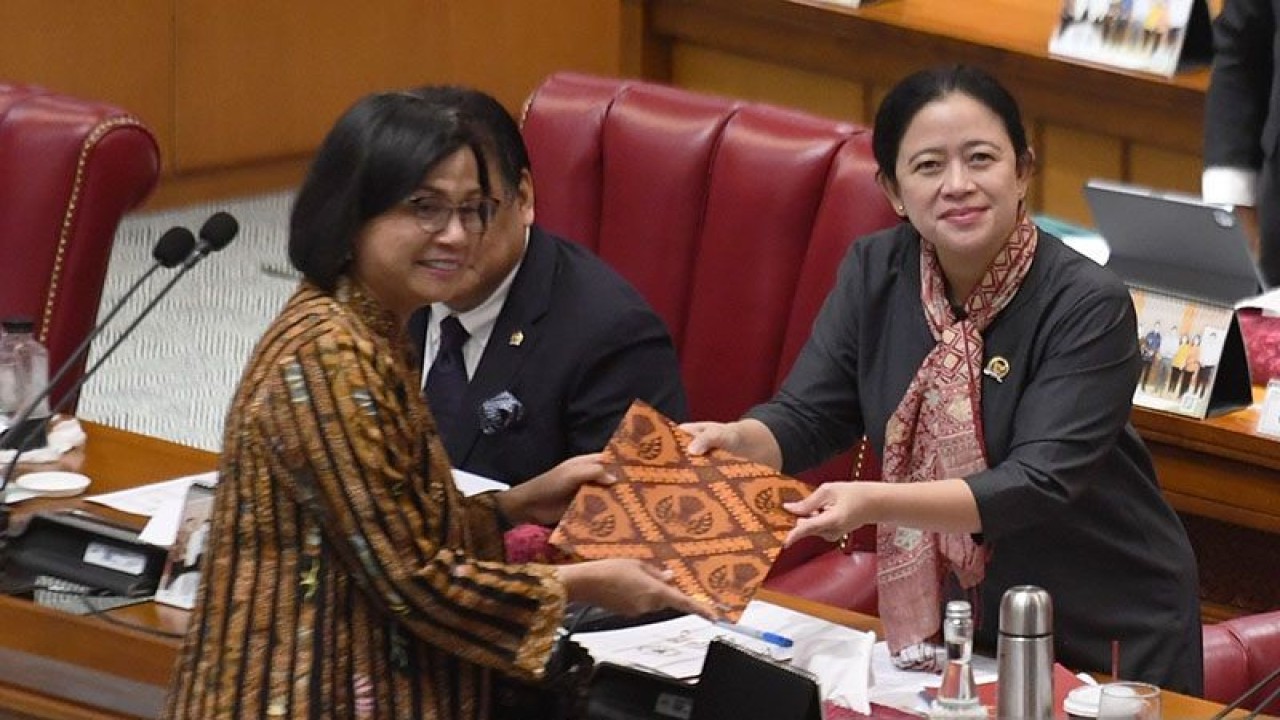 Menteri Keuangan Sri Mulyani Indrawati (kiri) menyerahkan berkas pendapat akhir presiden terkait pembahasan Rancangan Undang-Undang (RUU) tentang Pengembangan dan Penguatan Sektor Keuangan (PPSK) kepada Ketua DPR Puan Maharani yang kemudian disahkan pada rapat paripurna di Kompleks Parlemen, Senayan, Jakarta, Kamis (15/12/2022). ANTARA FOTO/Hafidz Mubarak A/foc/aa.