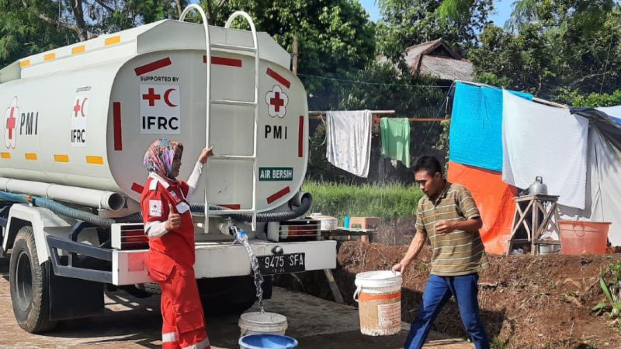 Para Srikandi PMI tengah menyalurkan air bersih ke sejumlah titik terdampak gempa bumi di Kabupaten Cianjur, Jabar. ANTARA/Aditya Rohman