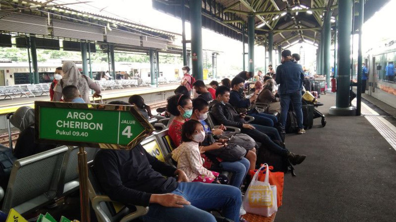 Penumpang bersiap berangkat dari Stasiun Gambir, Jakarta, Jumat (23/12/2022). ANTARA/Dewa Ketut Sudiarta Wiguna