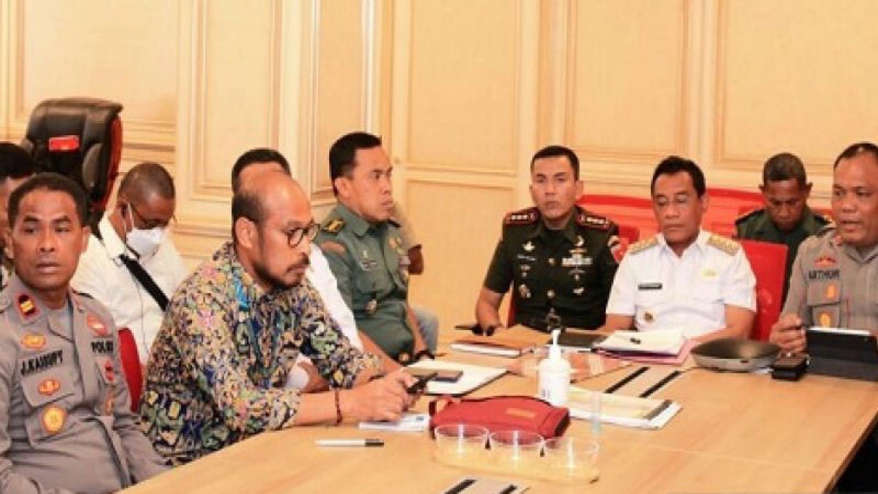 Kepala Deputi II Kantor Staf Presiden RI, Abetnego Tarigan menggelar rakor bersama Pemprov Maluku, Pemkab Maluku Tengah, Kapolresta Pulau Ambon serta Dandim 1504/Pulau Ambon membahas kesiapan pemulangan pengungsi Kariu, Kamis (15/12/2022) ANTARA/HO-Polresta