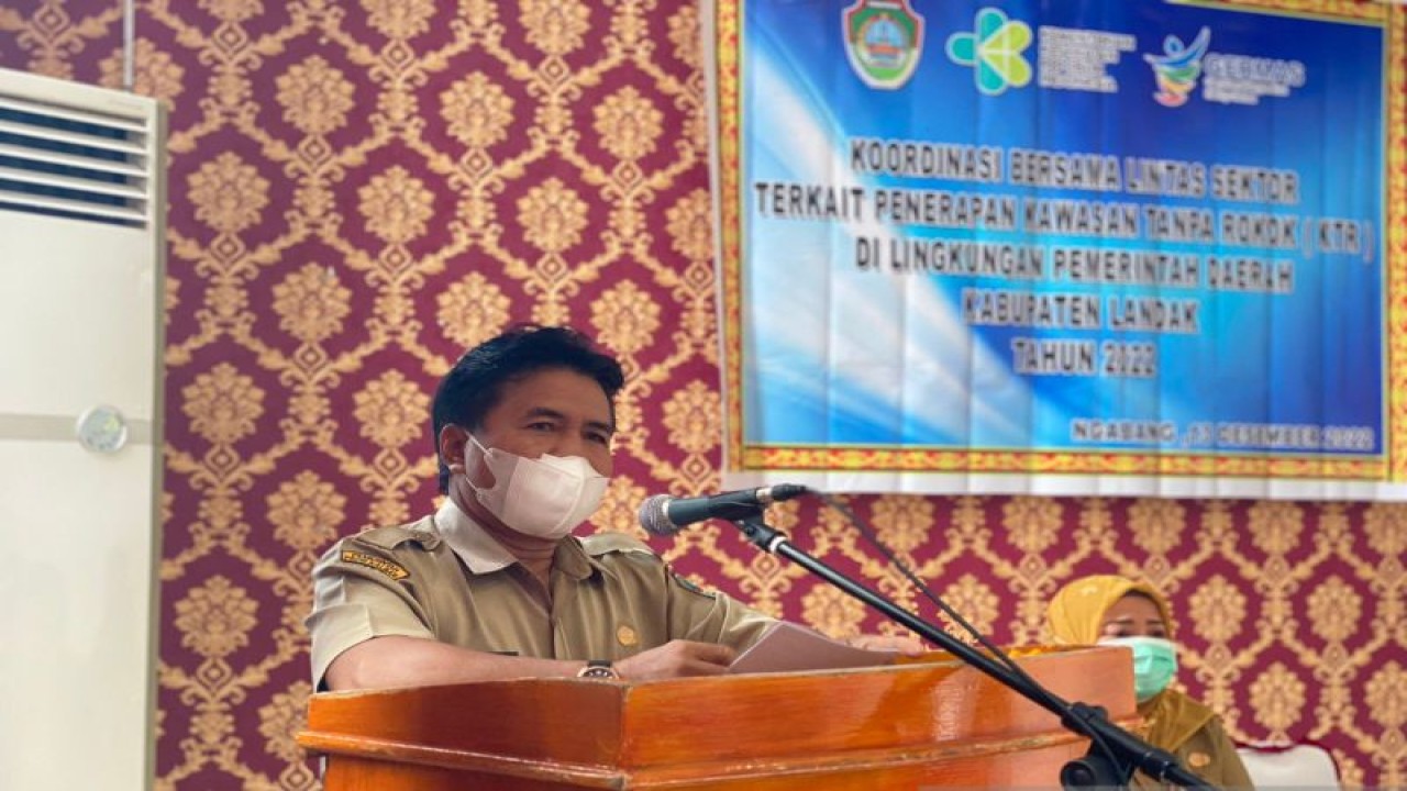 Staf Ahli Bupati Landak Bidang Pembangunan Ekonomi dan Keuangan Anem memberikan sambutan pada acara sosialisasi perda tentang kawasan tanpa rokok di Ngabang, Kabupaten Landak, Provinsi Kalimantan Barat, Selasa (13/12/2022). (HO Pemkab Landak)