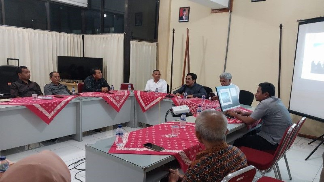 Staf Ahli Kementerian Komunikasi dan Informatika Widodo Mukti (keempat kanan) memberikan kuliah umum kepada jajaran rektorat dan para dosen Universitas Muhammadiyah Kupang di Kota Kupang, NTT, Rabu (21/12/2022). (ANTARA/Aloysius Lewokeda)