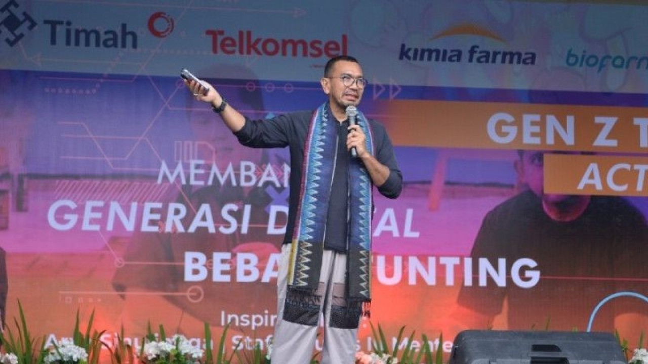 Staf Khusus Menteri BUMN Republik Indonesia Bidang Komunikasi Publik Arya Sinulingga saat memotivasi siswa program Program Pemali Boarding School PT Timah Tbk di SMAN 1 Pemali. (Humas PT Timah Tbk)