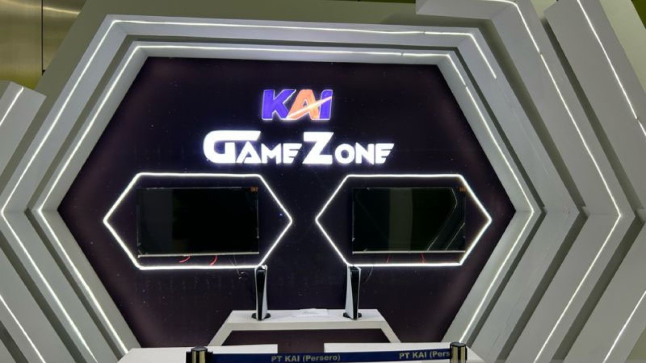 Game Zone yang disedikan PT Kereta Api Indonesia (Persero) DAOP 1 Jakarta sebagai peningkatan pelayanan libur Natal dan Tahun Baru di Stasiun Gambir, Jakarta, Sabtu (31/12/2022) (ANTARA/Maria Cicilia Galuh)