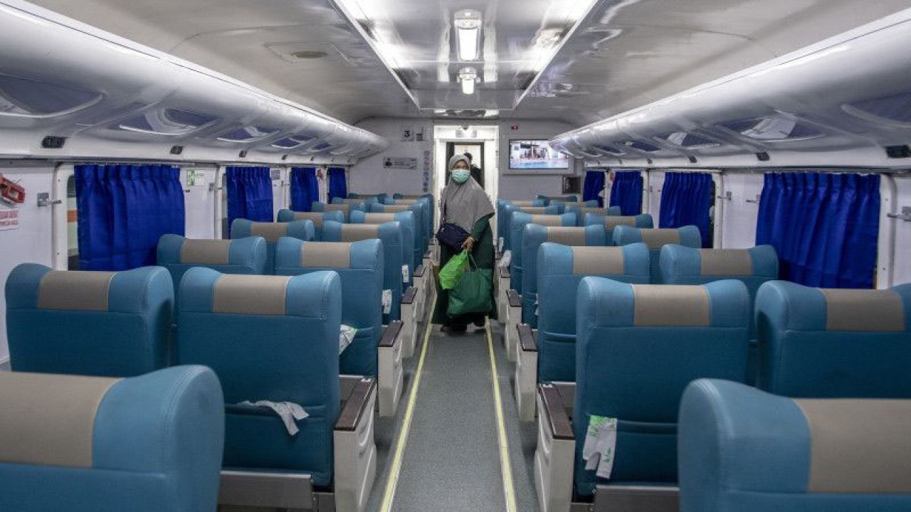 Penumpang kereta api berjalan di dalam gerbong Kereta Api Singasari, di Stasiun Pasar Senen, Jakarta, Senin (19/12/2022). ANTARA FOTO/Muhammad Adimaja/tom.