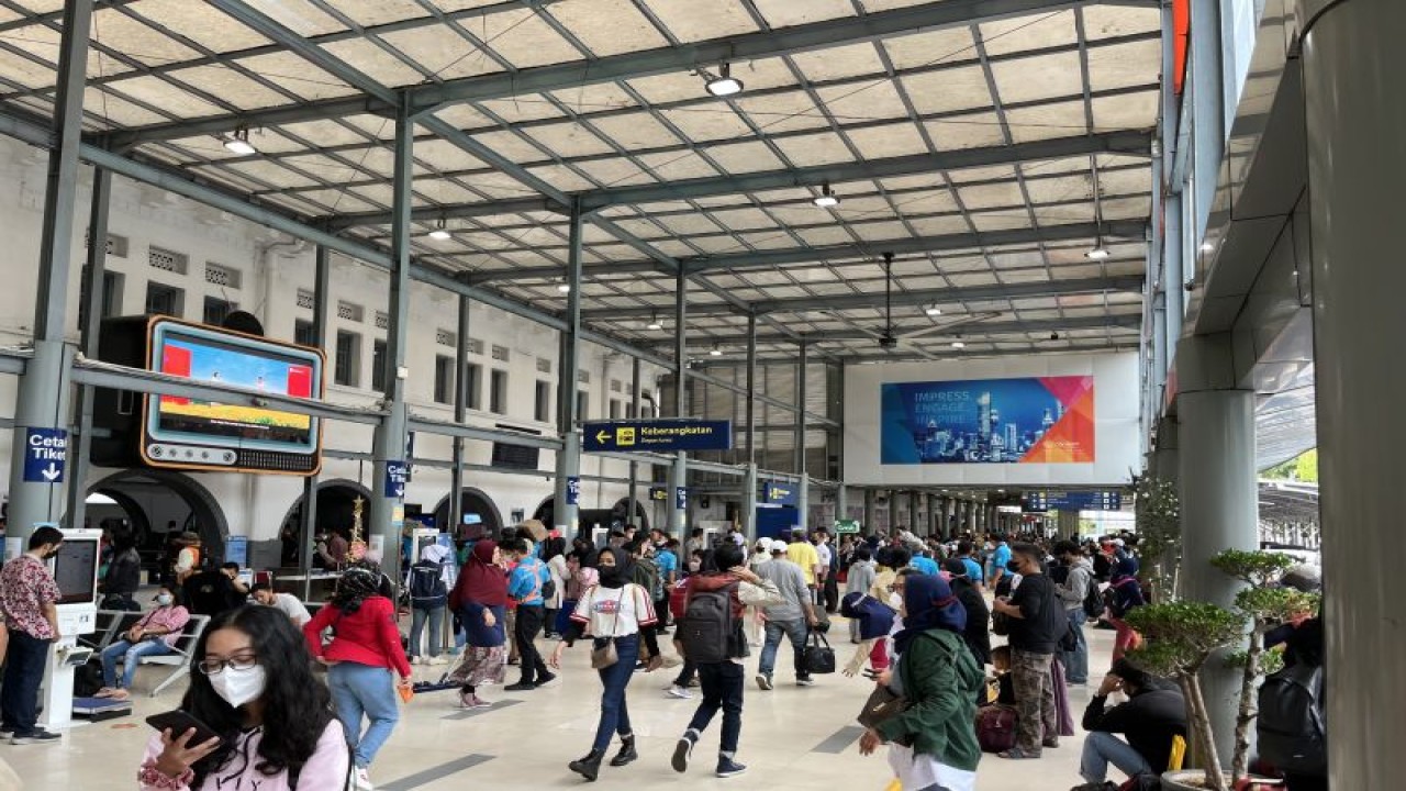 Lalu lalang para penumpang di Stasiun Pasarsenen, Jakarta, Sabtu (24/12/2022). ANTARA/M. Baqir Idrus Alatas