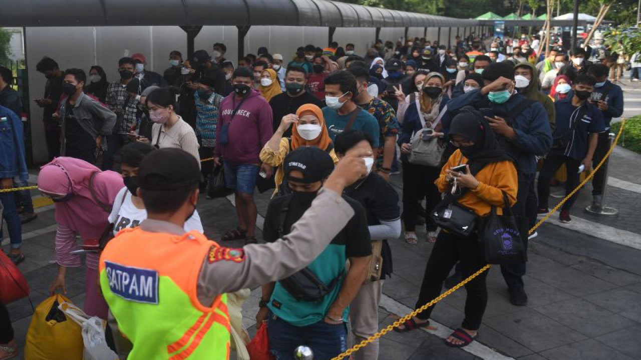 Penumpang antre memasuki Stasiun Tanah Abang di Jakarta, Senin (7/2/2022). ANTARA FOTO/Akbar Nugroho Gumay/rwa