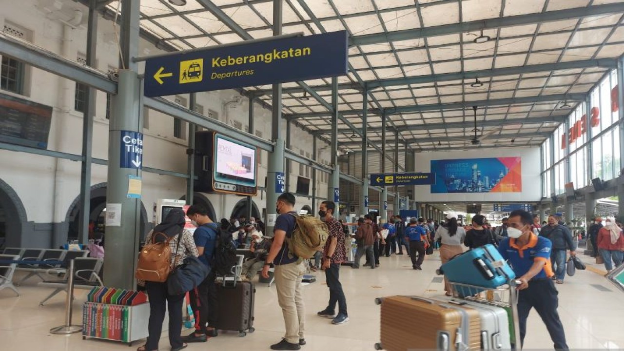 Penumpang melakukan keberangkatan kereta menjelang Tahun Baru 2023 di Stasiun Pasar Senen, Jakarta, Jumat (30/12/2022). ANTARA/Mentari Dwi Gayati