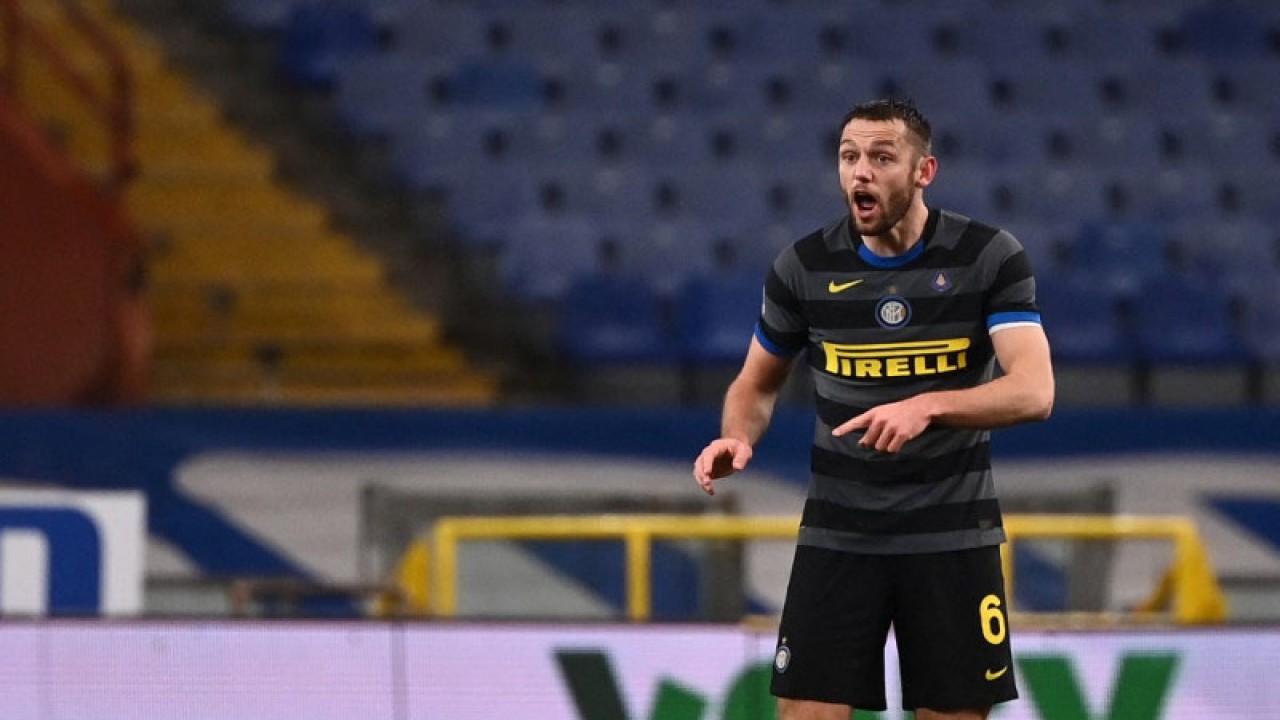Foto arsip - Bek Inter Milan asal Belanda Stefan de Vrij melakukan seleberasi usai mencetak gol dalam pertandingan Liga Italia melawan Sampdoria 6 Januari 2021 di Genoa. (ANTARA/AFP/MARCO BERTORELLO)