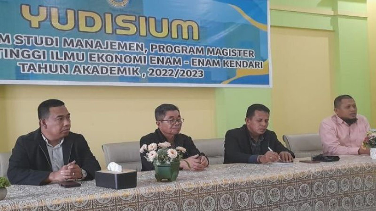 Ketua STIE 66 Kendari, Bakhtiar Abbas (kedua dari kanan) saat beri keterangan terkait pembukaan prodi baru. (Foto ANTARA/Suparman)