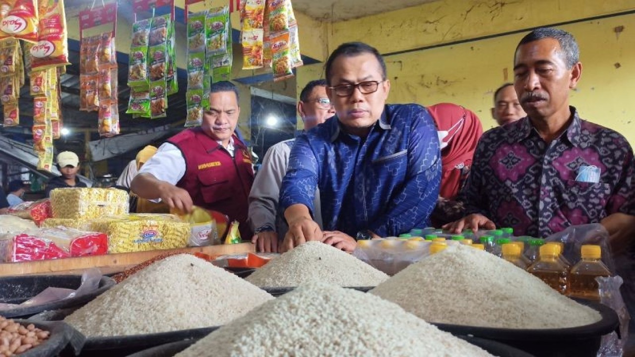 Karo Perekonomian Setda NTB Wirajaya Kusuma (kedua kanan) bersama Kasatgas Pangan NTB Kombes Pol. Nasrun Pasaribu (kiri) dan pejabat TPID NTB mengecek stok dan harga bahan pokok di Pasar Tradisional Kebon Roek, Mataram, Selasa (27/12/2022). (ANTARA/Dhimas B.P.)