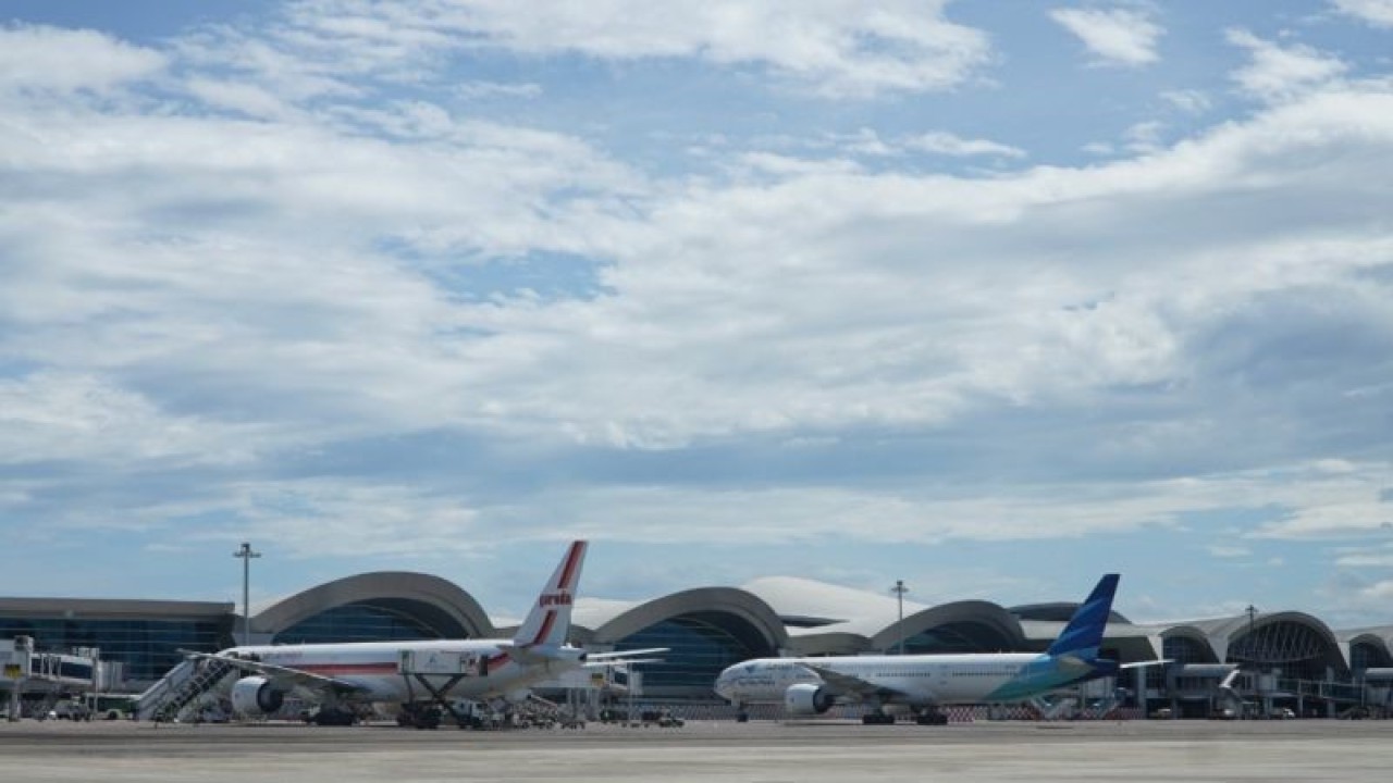 Suasana aktivitas di Bandara Internasioanl Sultan Hasanuddin jelang Natal di Bandara Internasional Sultan Hasanuddin, Makassar. Antara/ Suriani Mappong