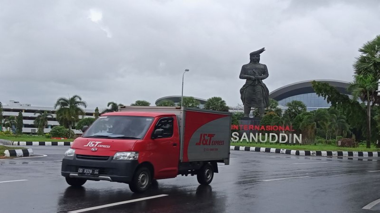 Suasana aktivitas salah satu angkutan kargo di Bandara Internasional Sultan Hasanuddin Makassar, Senin (26/12/2022). Antara/Suriani Mappong