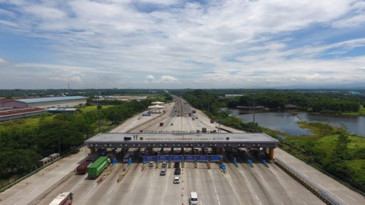 Suasana arus lalu lintas di Gerbang Tol Cikampek Utama. ANTARA/HO-Jasa Marga