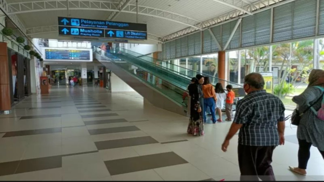 Suasana Bandara Sultan Syarif Kasim dua (SSK II) Pekanbaru mengalami penurunan penumpang pascaPPKM darurat, Minggu (4/7/2021). (ANTARA/Vera lusiana)