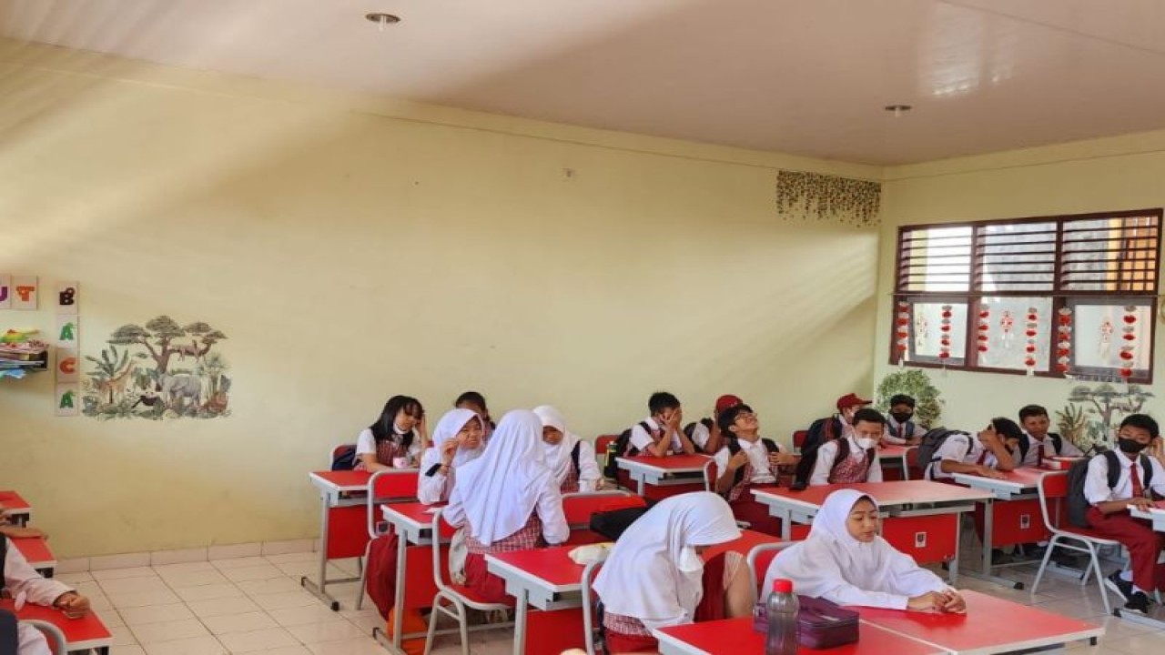 Suasana belajar mengajar di SDN Pondok Cina 1, Depok, Jawa Barat. (ANTARA/ HO - KemenPPPA)