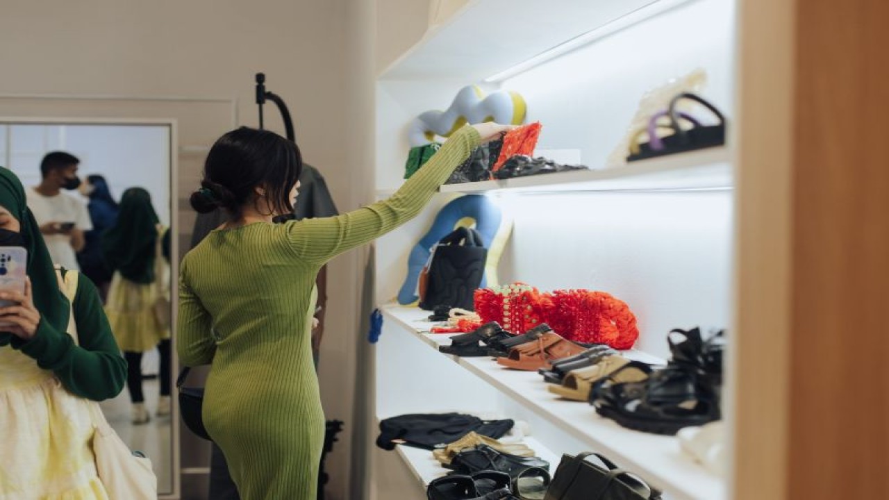 Suasana dalam pop up store LUMINE (LUMINE)