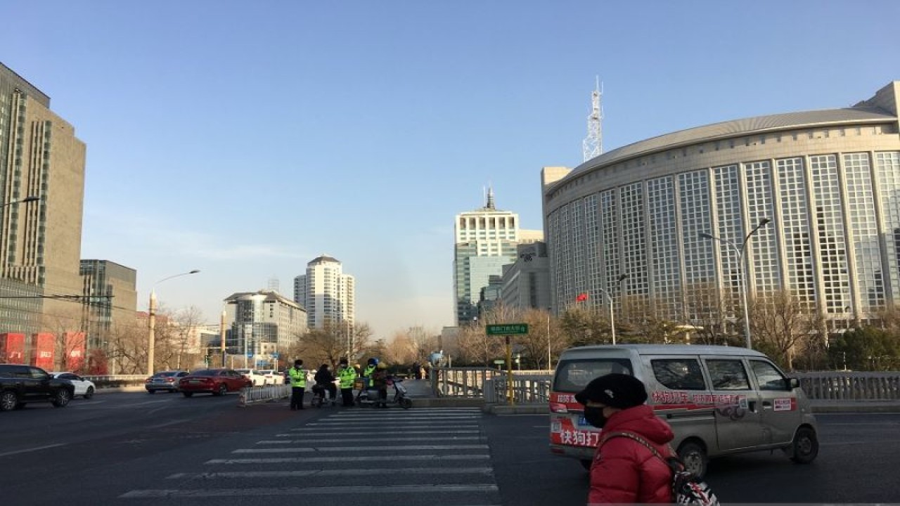 Suasana lalu lintas di simpang Chaoyangmen, Beijing, depan Kementerian Luar Negeri China (MFA) yang tampak lengang pada Selasa (20/12/2022). (ANTARA/M. Irfan Ilmie)