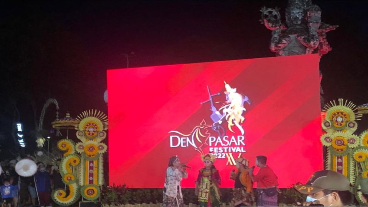 Suasana panggung Denpasar Festival atau Denfest 2022 di Denpasar, Bali. ANTARA/Ni Putu Putri Muliantari