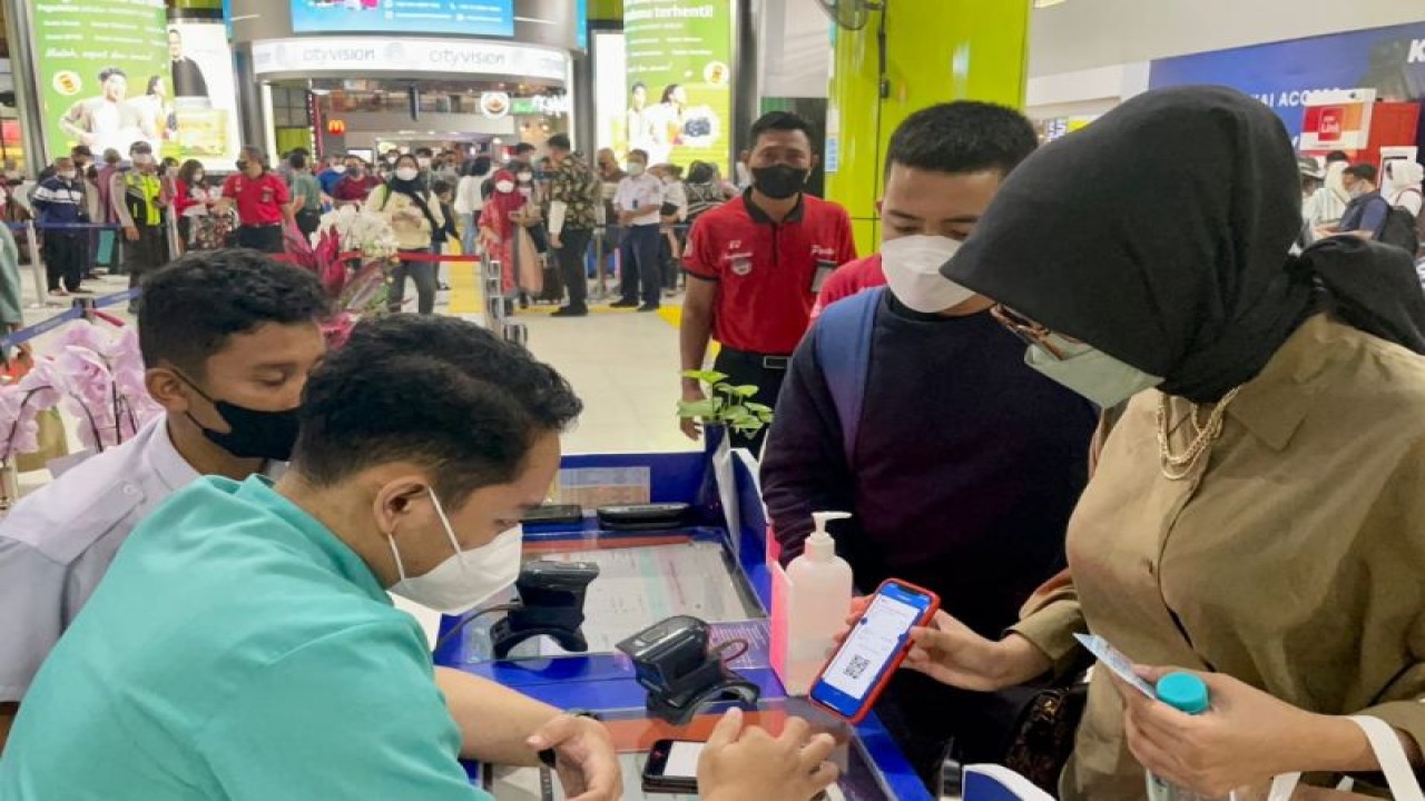 Suasana pelayanan penumpang di Stasiun Gambir Jakarta pada masa Angkutan Natal dan Tahun Baru 2022/2023. (PT KAI)
