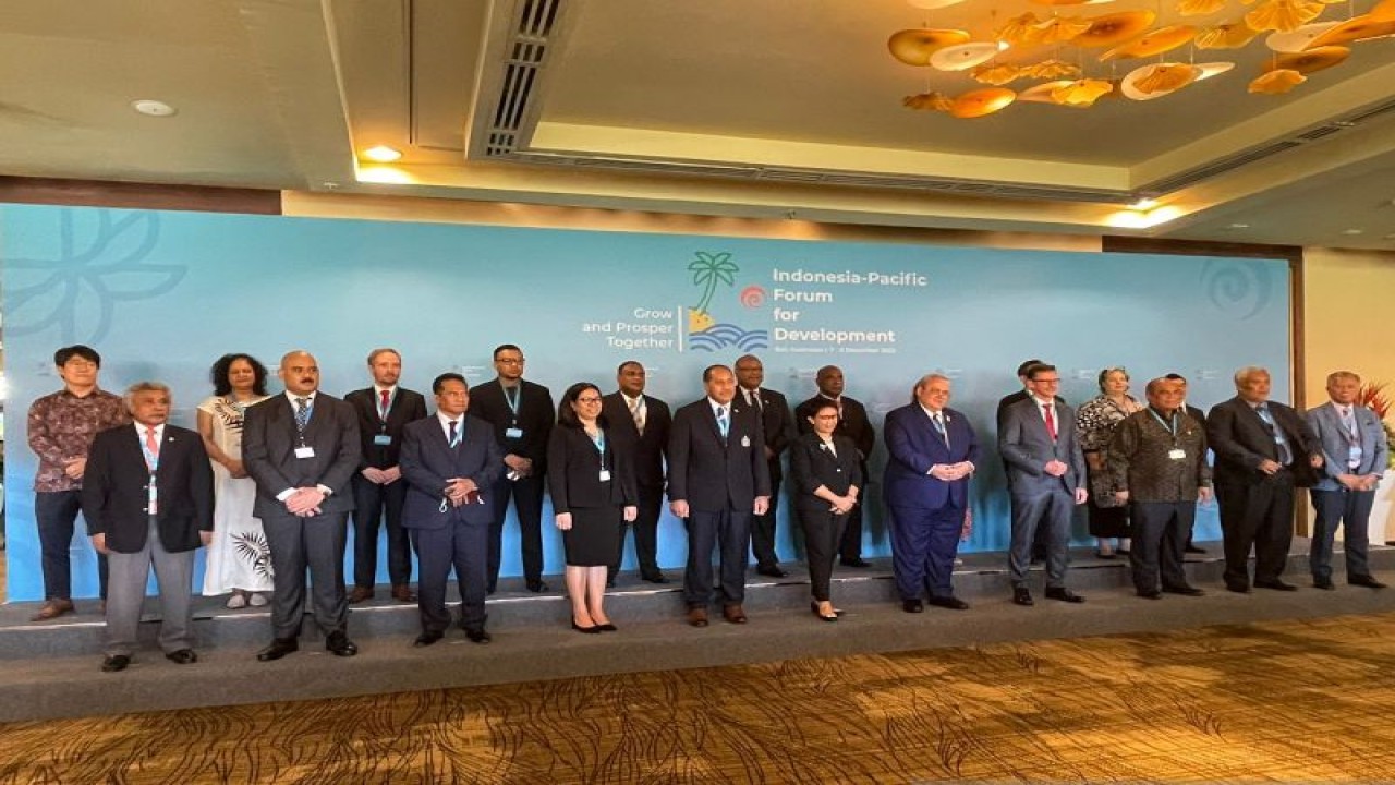 Suasana sesi ‘family photo’ pada acara Indonesia-Pacific Forum for Development yang diselenggarakan di Nusa Dua, Bali, Rabu (7/12/2022). (ANTARA/Aria Cindyara)