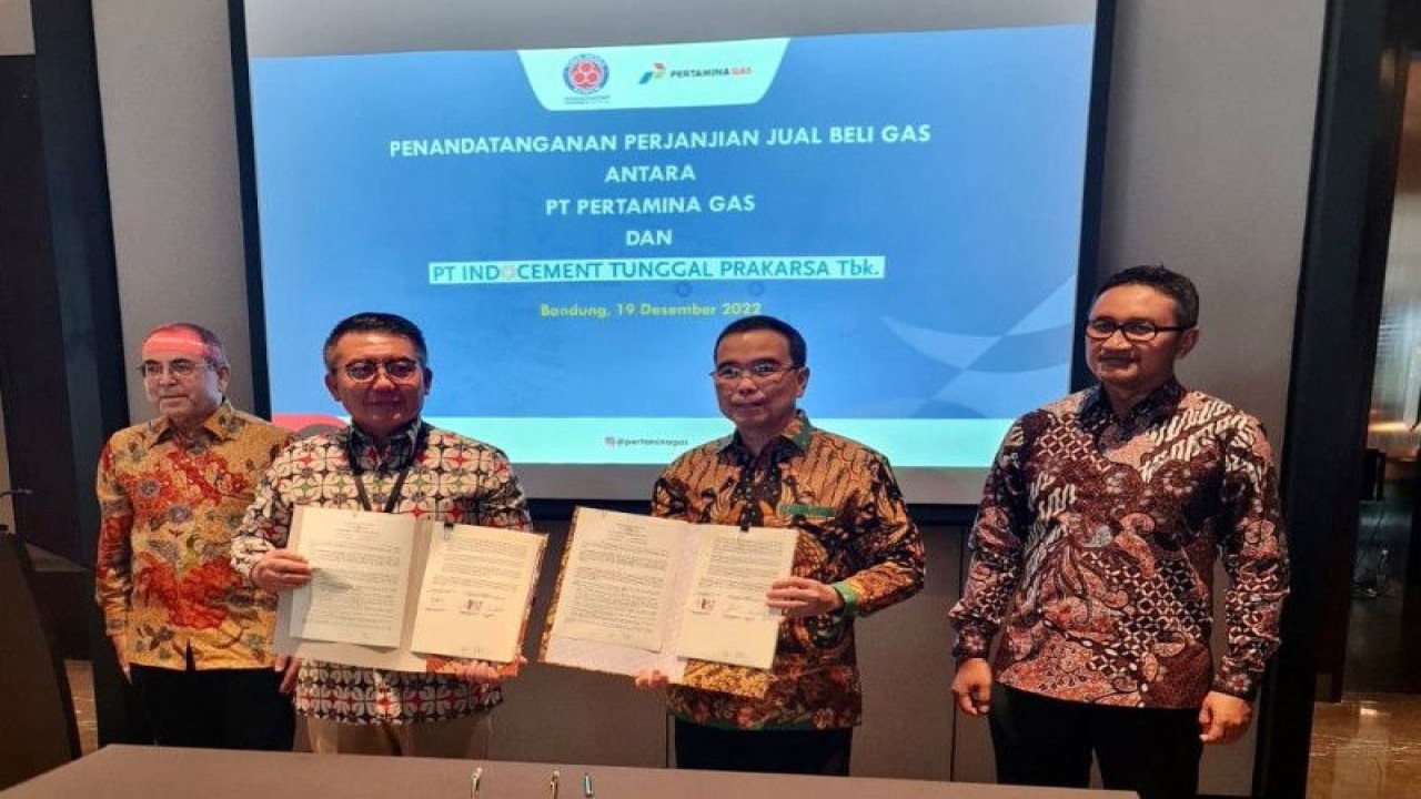Penandatanganan perjanjian jual beli gas (PJBG) antara PT Pertamina Gas (Pertagas) ​​​​​​​dan PT Indocement Tunggal Prakarsa Tbk di Bandung, Jawa Barat, Senin (19/22/2022). ANTARA/HO-Pertagas.