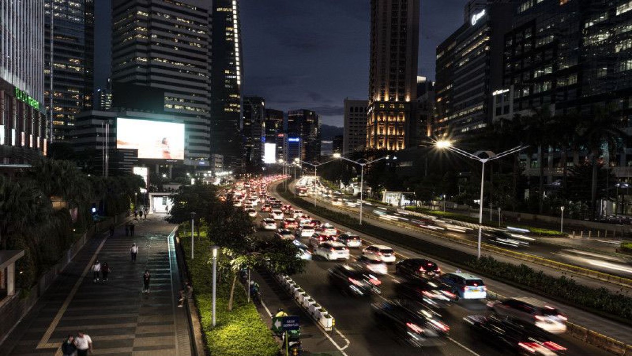Kendaraan melintas di Jalan Jenderal Sudirman, Jakarta, Selasa (22/11/2022). Bank Indonesia (BI) memperkirakan pertumbuhan ekonomi Indonesia akan mencapai 4,37 persen pada 2023. ANTARA FOTO/Aprillio Akbar/aww.