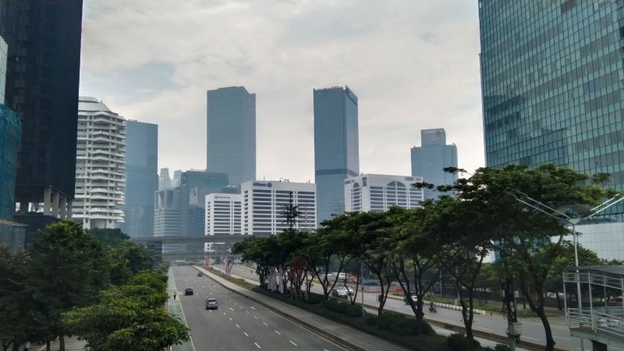 Ruas Jalan Sudirman di Jakarta Selatan, Minggu (29/8/2021) ANTARA/Dewa Ketut Sudiarta Wiguna