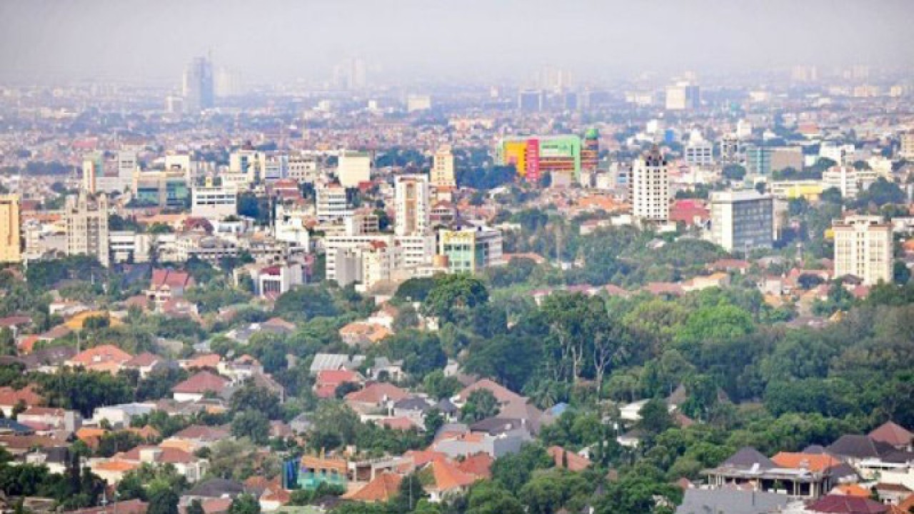 Gedung-gedung perkantoran di kawasan Jalan Sudirman-Thamrin, Jakarta Pusat, Senin (19/4). Data emisi gas rumah kaca setiap provinsi, termasuk Provinsi DKI Jakarta, akan bisa dipantau lewat platform PINDAI WRI Indonesia. (FOTO ANTARA/Yudhi Mahatma)