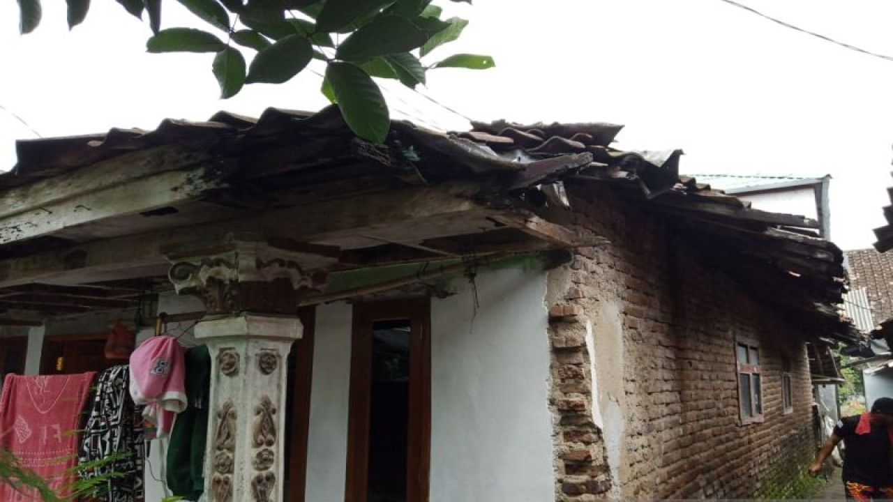 Salah satu rumah di Kecamatan Ciambar, Kabupaten Sukabumi, Jabar yang mengalami rusak sedang akibat terdampak gempa M5,8 yang berpusat di Kota Sukabumi pada Kamis, (8/12) sekitar pukul 07.50 WIB. Antara/Aditya Rohman