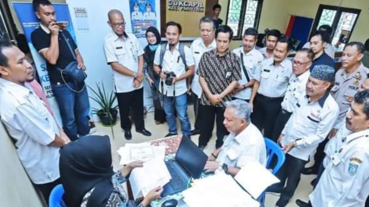 Bupati Bangka Barat Sukirman (duduk) saat peluncuran pelayanan administrasi kependudukan di Kecamatan Parittiga. (ANTARA/HO-Diskominfo Bangka Barat)