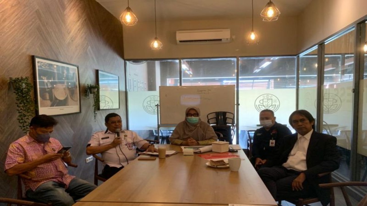 Kepala Dinas Kesehatan Provinsi Sulawesi Selatan Rosmini Pandin menyampaikan data penemuan dan pengobatan orang dengan HIV/AIDS. (ANTARA/HO Pemprov Sulsel)