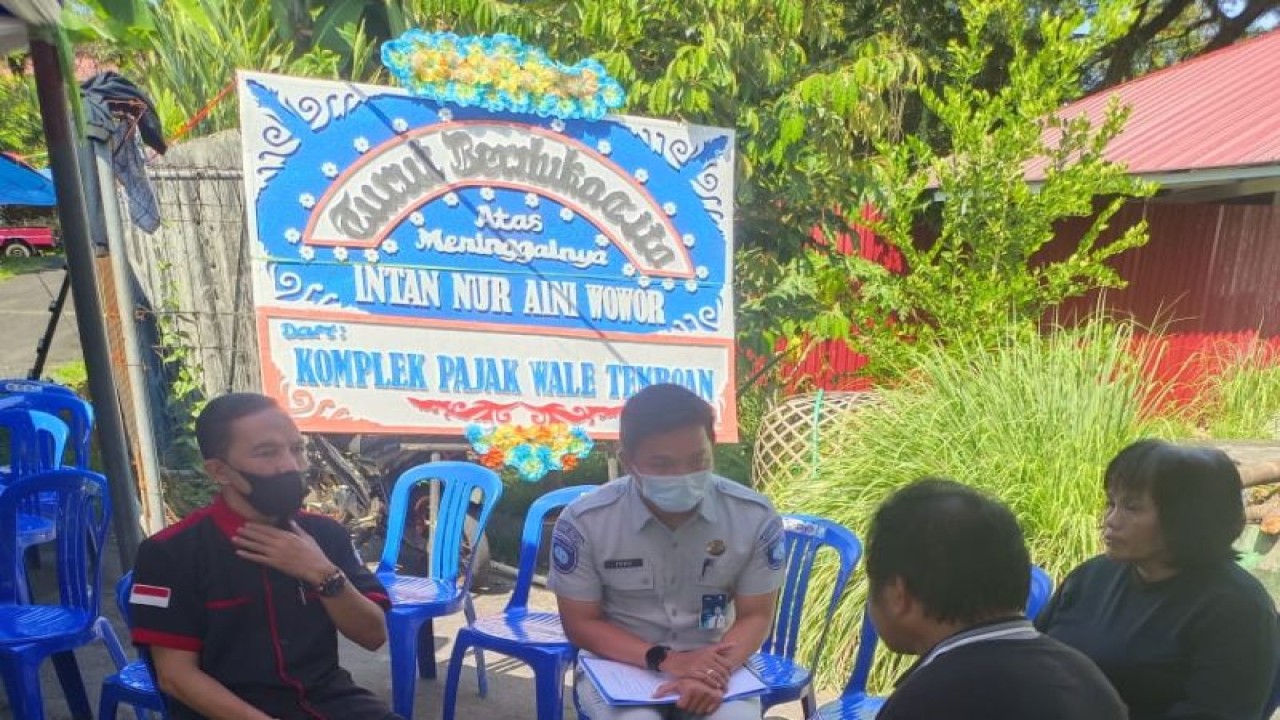 Petugas Jasa Raharja di Sulawesi Utara mendatangi masyarakat dalam memberikan pelayanan. FOTO ANTARA/HO-Humas JR Sulut