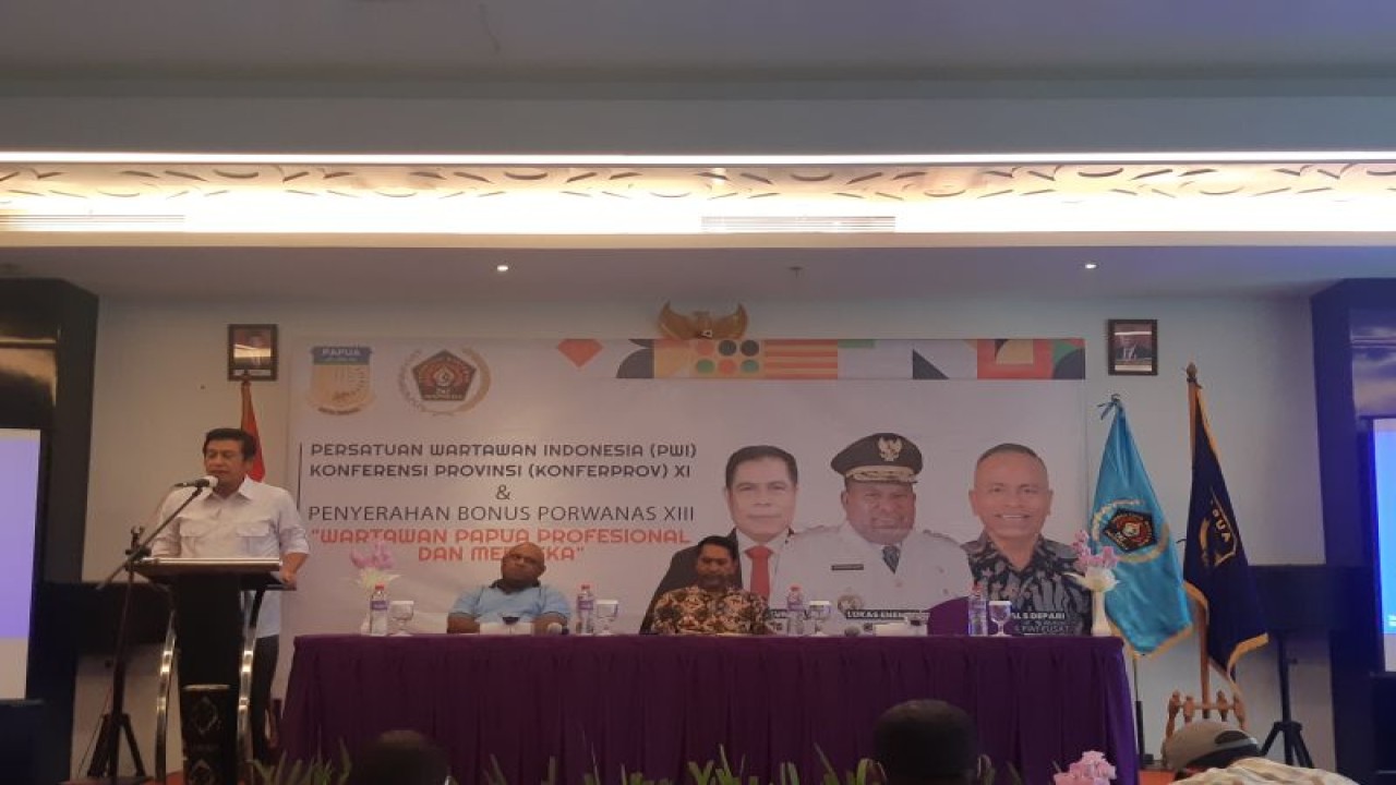 Ketua Bidang Organisasi Persatuan Wartawan Indonesia Pusat Sulkifli Gani Otto saat menyampaikan sambutan pada acara pemilihan Ketua Persatuan Wartawan Indonesia (PWI) Papua di Jayapura, Kamis (22/12/2022) (ANTARA/Ardiles Leloltery)