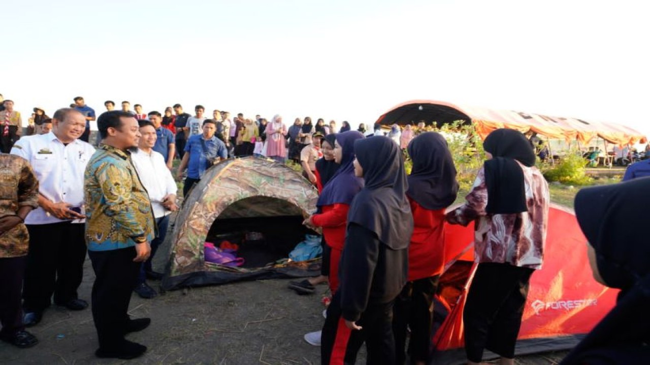 Gubernur Sulsel Andi Sudirman saat memotivasi peserta kemah konservasi lingkungan di Bantaeng, Sulsel. ANTARA Foto/HO-Humas Pemprov Sulsel