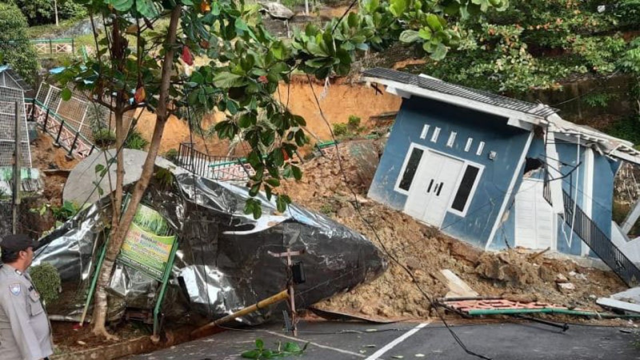 Lokasi objek wisata Bukit Aido, Kelurahan Pancuran Gerobak, Kota Sibolga, Sumatera Utara, yang mengalami longsor. (Foto:ANTARA/HO/Polres Sibolga.)