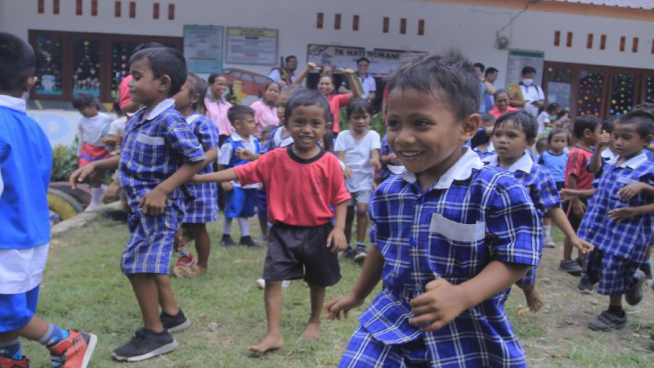 Sejumlah anak berlarian di halaman sekolah di Sumba Barat Daya. ANTARA/Kornelis Kaha