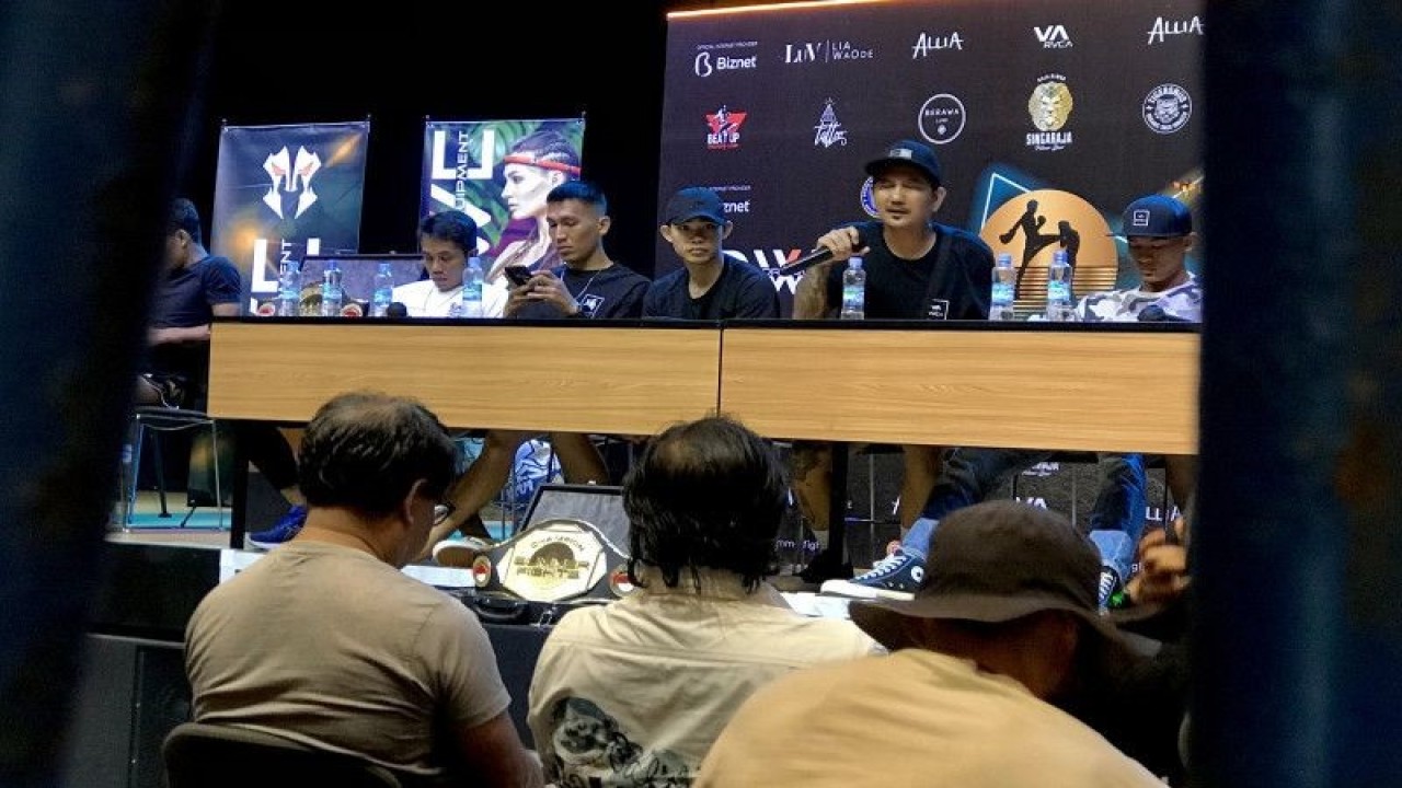 Promotor Summer Fights Marcos Manurung (dua kanan) memberi keterangan saat jumpa pers di lokasi pertandingan Summer Fights di International Conference Center (ICC), Kuta, Badung, Bali, Sabtu (17/12/2022). ANTARA/Genta Tenri Mawangi