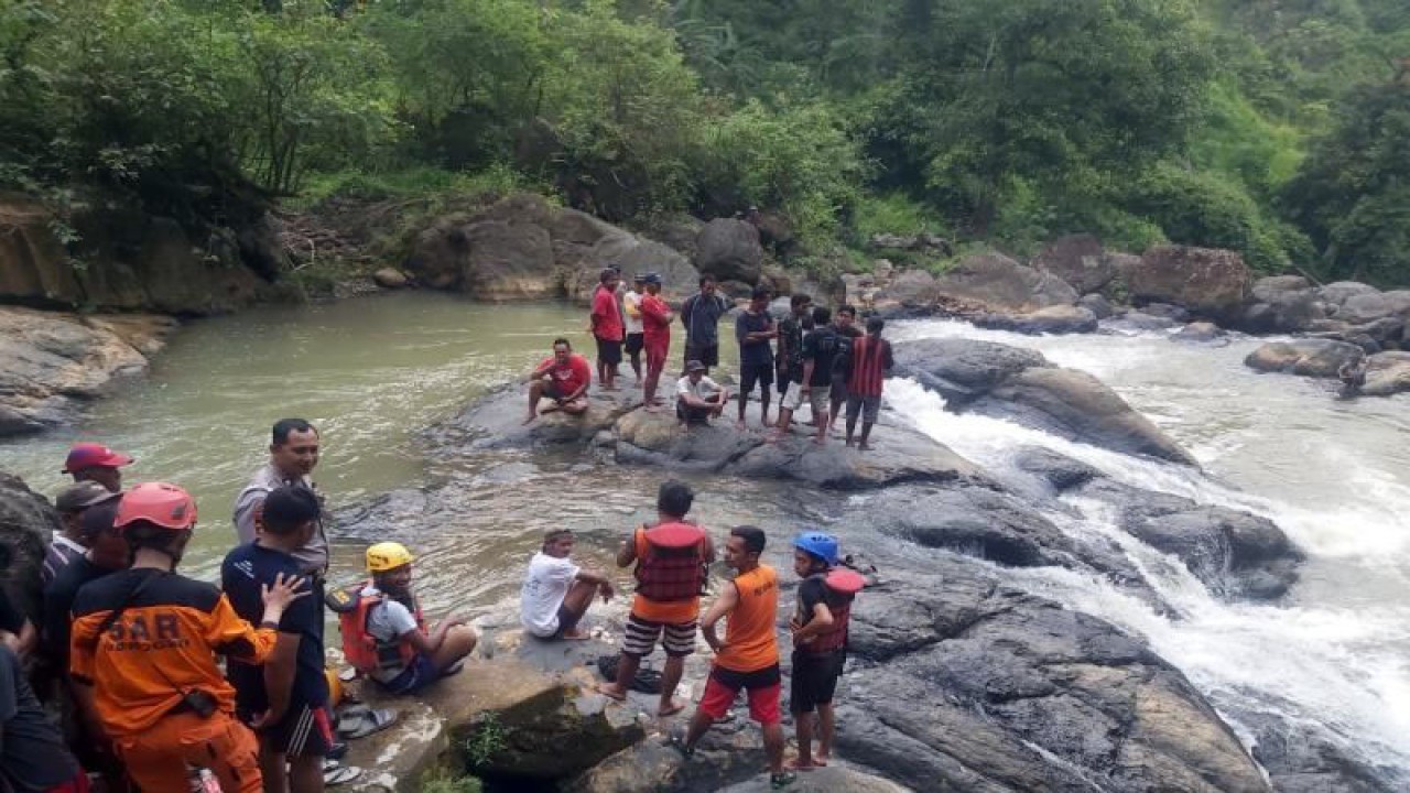 Tim SAR gabungan saat melakukan pencarian korban tenggelam di Sungai khayangan Desa Dlepih Kecamatan Tirtomoyo, Kabupaten Wonogiri, Jateng, Senin (5/12/2022). FOTO ANTARA/HO--Humas Polres Wonogiri.