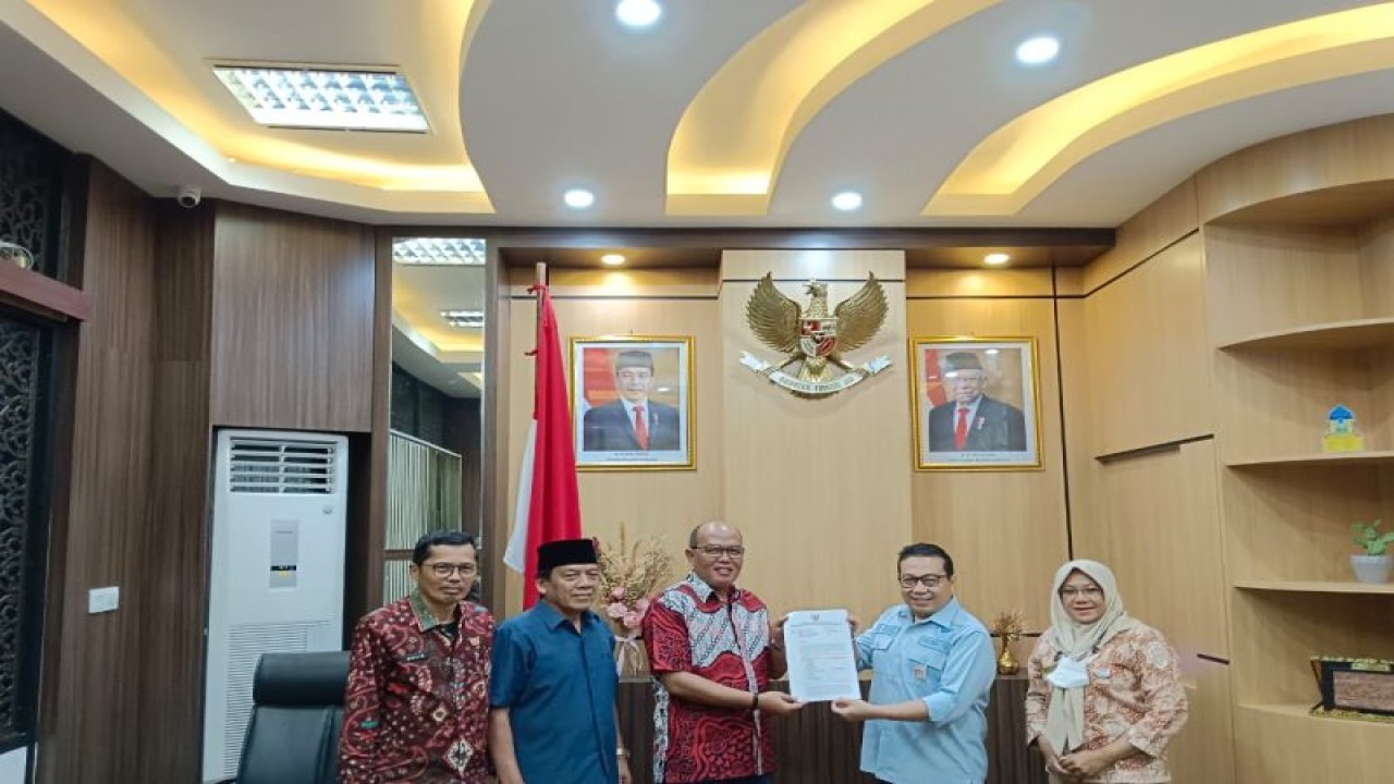 Ketua DPRD Sumbar Supardi menerima berkas hasi seleksi calon Komisioner Komisi Informasi (KI) Sumbar yang diserahkan Kepala DIskominfotik Jasman Rizal di Padang, Kamis (ANTARA/HO-DPRD Sumbar)