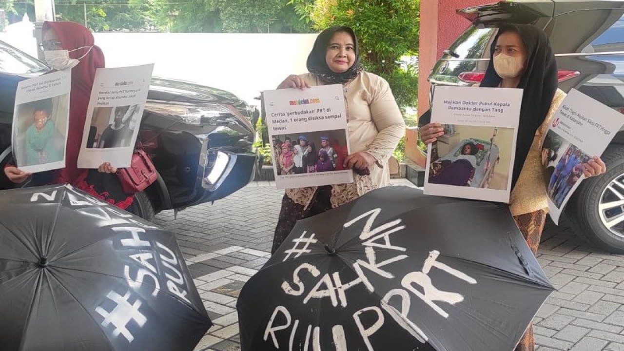 Kalangan ibu-ibu yang menjadi aktivis penggerak Rampak Sarinah berunjuk rasa di Kantor DPRD Kota Surabaya, Jatim, Rabu (21/12/2022). Mereka mendesak Pemerintah dan DPR RI mengesahkan RUU Perlindungan Pembantu Rumah Tangga (PPRT). ANTARA/HO-DPRD Surabaya