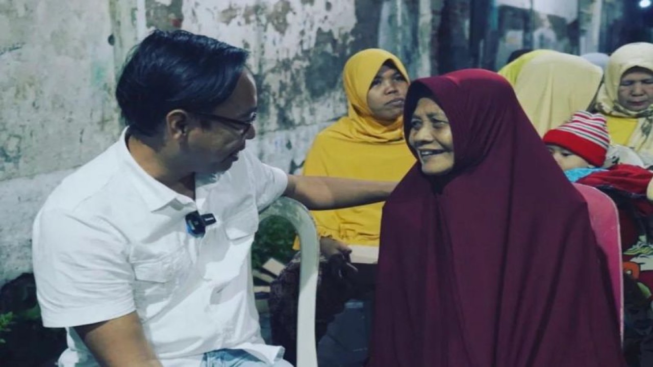 Ketua Wadah Kemasyarakatan Ruang Wong Alit (Rawit) Kartuji saat menemui warga di Surabaya, Rabu (28/12/2022). (ANTARA/HO-Rawit)